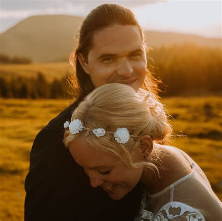 Ange Unda - Age, Family, Bio