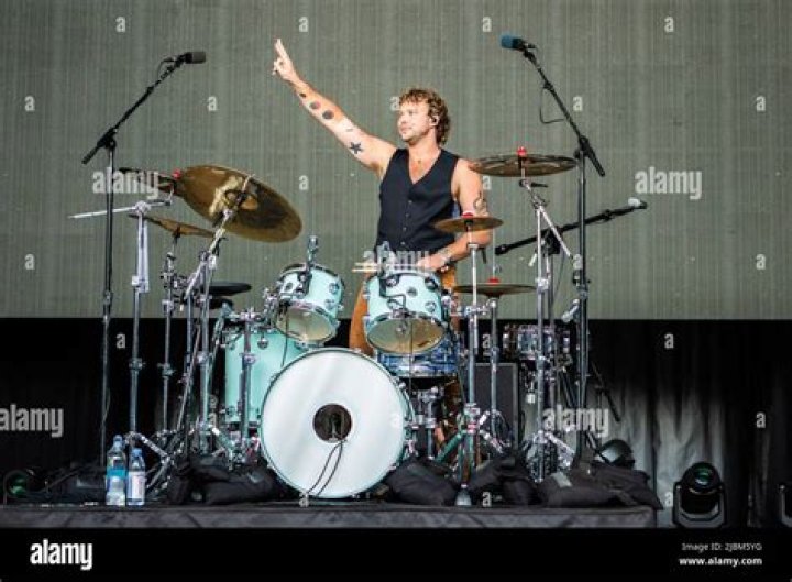 
Ashton Irwin: 5 Fast Facts About The 5 Seconds of Summer Drummer 