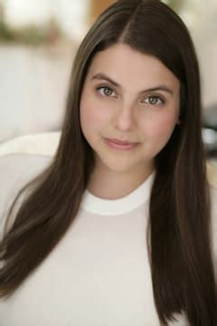 Beanie Feldstein Bio (Wiki) 