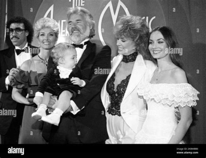 Crystal Gayle - Age, Family, Bio