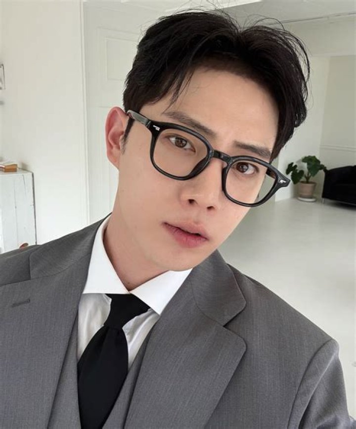 Dong Seo - Age, Family, Bio