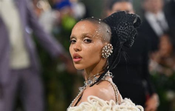 FKA Twigs Net Worth, Age, Boyfriend, Family, Biography & More