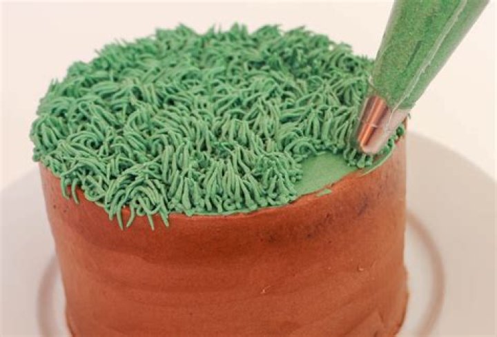How do you make grass on a cake?