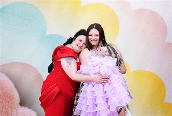 Idris Elba is BFFs with Lena Dunham now, wants to guest star on ‘Girls’