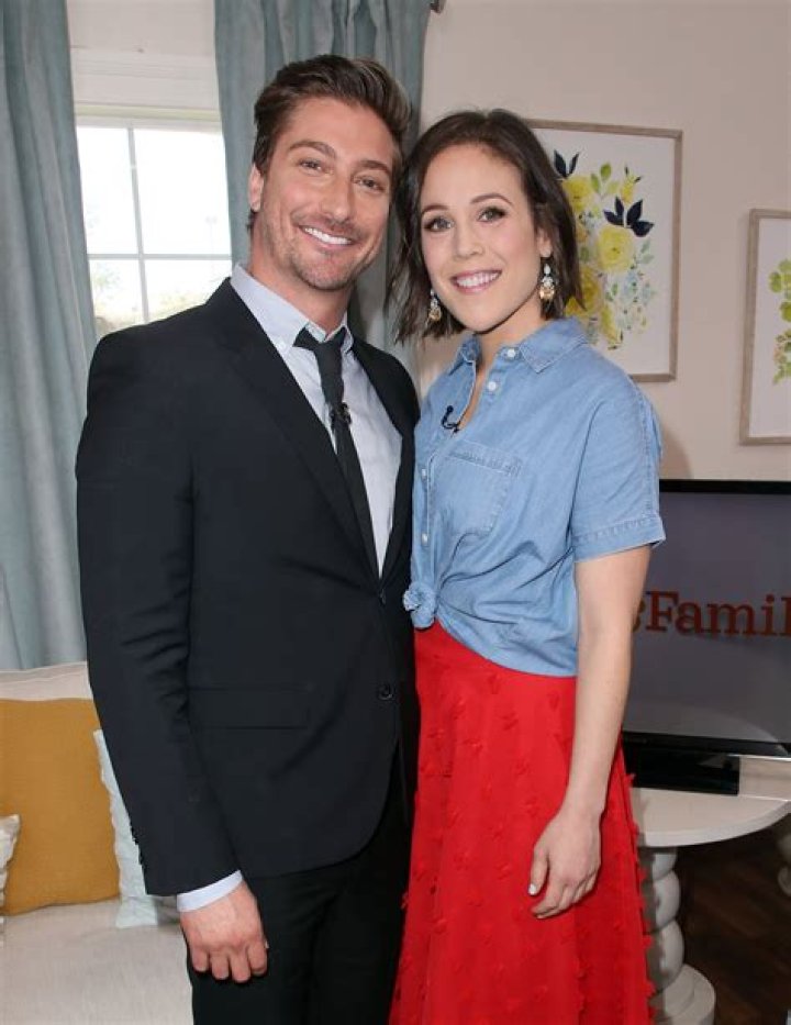 Insight on married actor Daniel Lissing wedding with fiance Nadia! Know more about their relationship, engagement, dream wedding, net worth and more biography