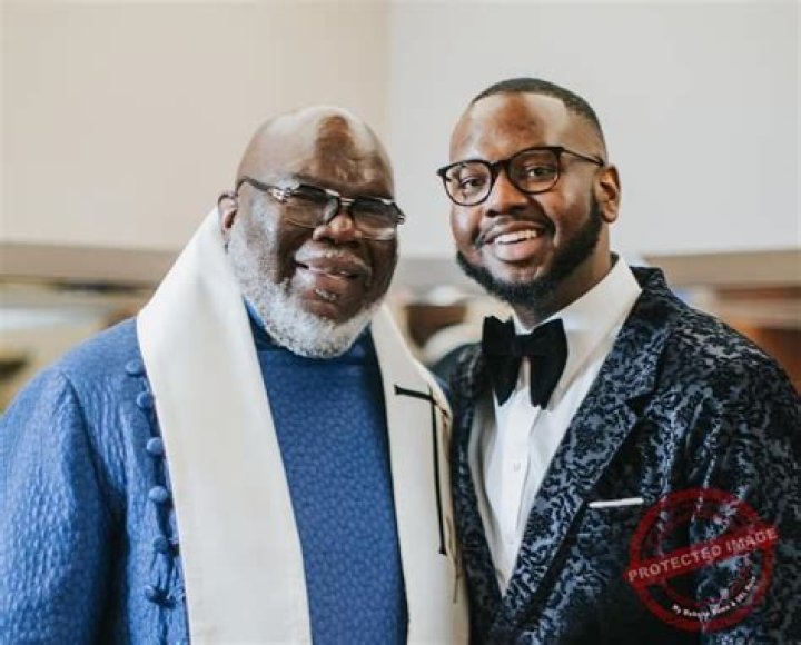 
Is Martin Lewis Gay? Age, Height, Net Worth 