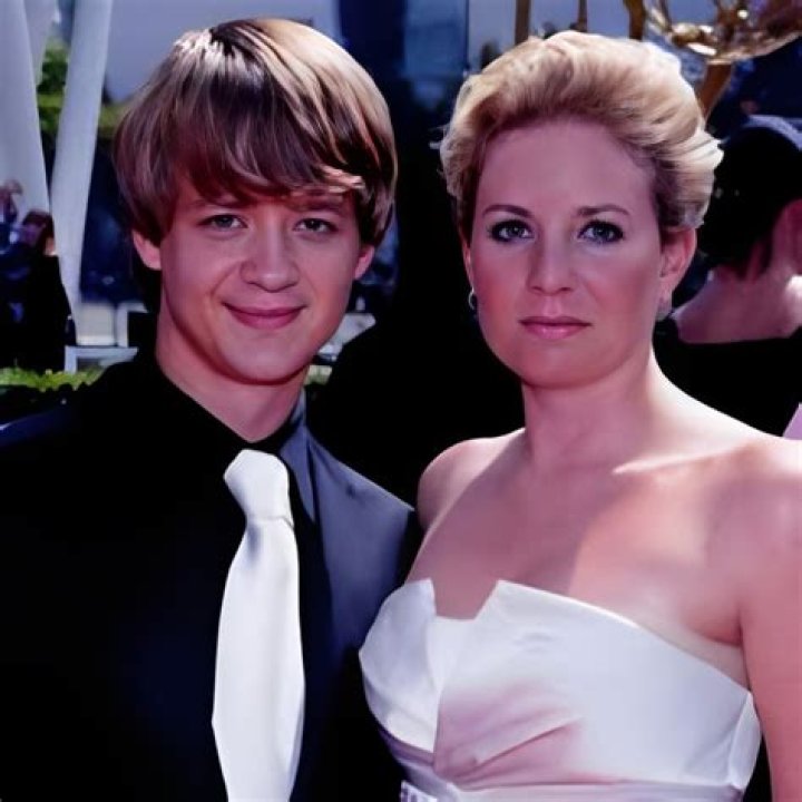 Jennifer Earles - Age, Family, Bio