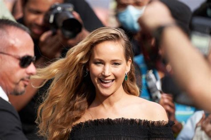 Jennifer Lawrence acted like a drunk ‘walrus’ outside a restaurant: funny?