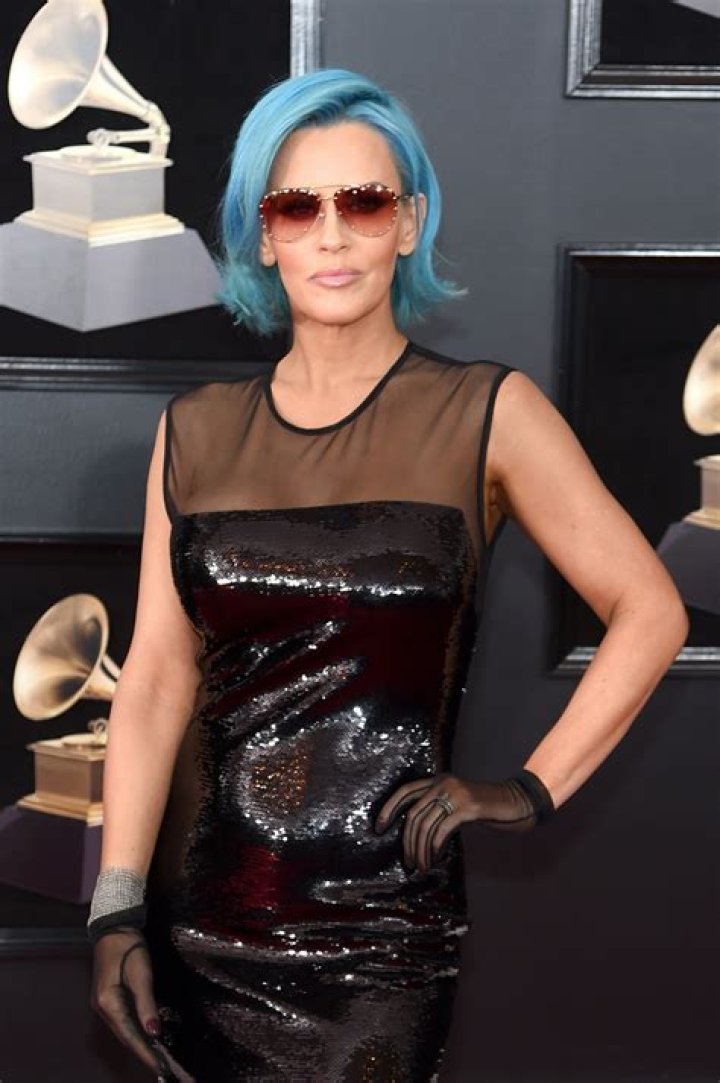 Jenny McCarthy debuted her blue Smurf hair at the Grammys: try-hard & dumb?
