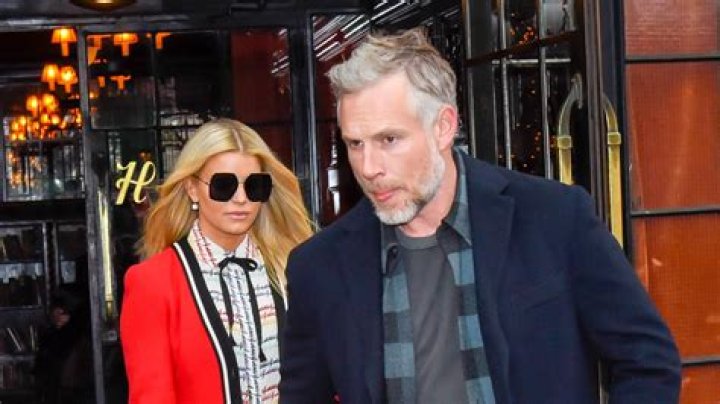 Jessica Simpson & Eric Johnson have a fart-soaked date night in NYC