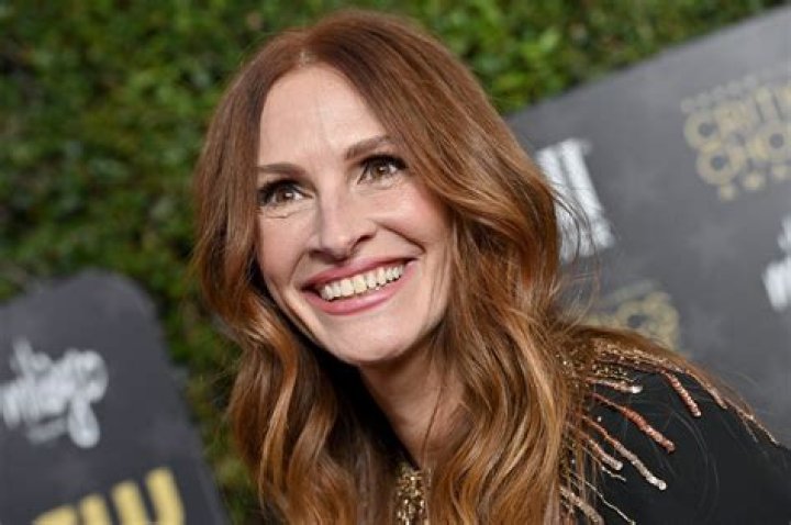 Julia Roberts has a new look now! She dyes her hair a rose gold color!