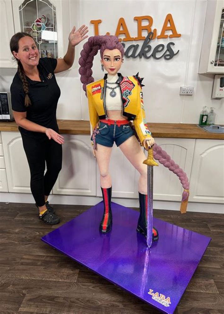 Lara Mason - Age, Family, Bio