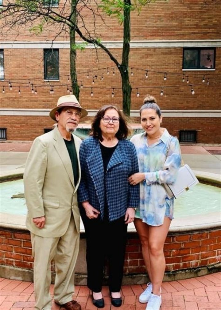 Laura Zapata - Age, Family, Bio