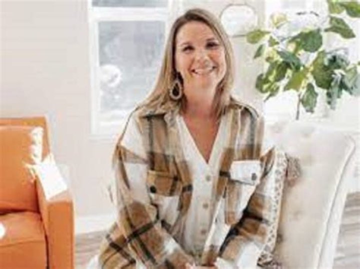 Leslie Davis Age: How Old Is Unsellable Houses Host? Wiki Husband And Net Worth