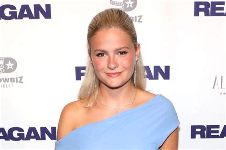 Lynne Curtin - Age, Family, Bio