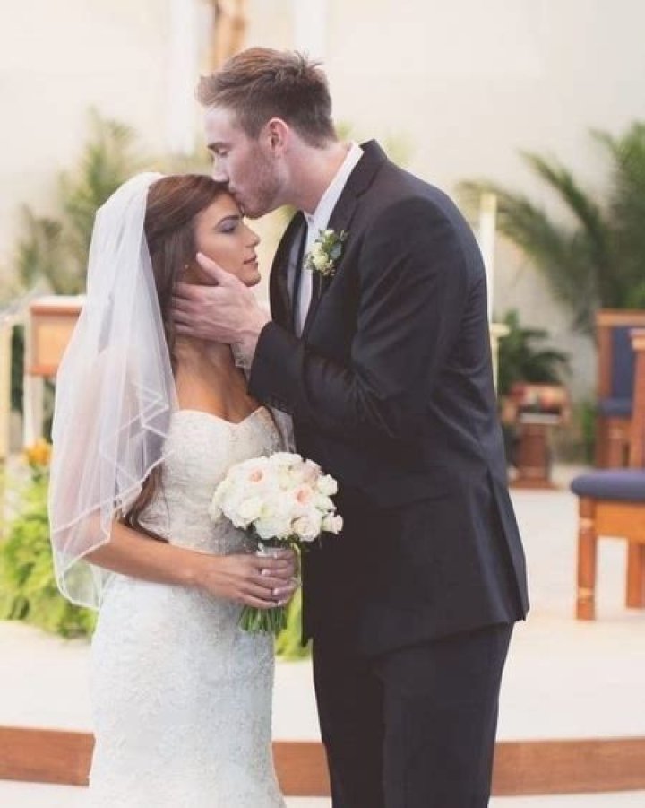 NBA Wags Robyn Hayward blissful married life with Gordon Hayward. Also know the details about her Family