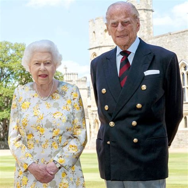 Prince Philip & Queen Elizabeth live ‘separate lives’ but they talk on the phone