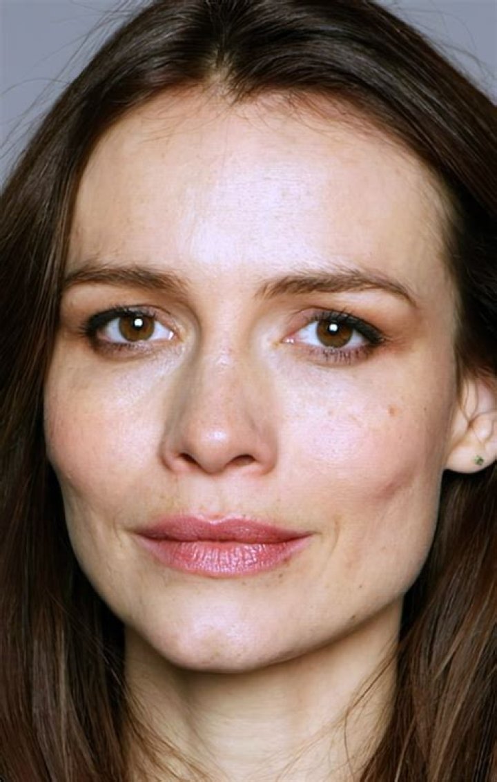 Saffron Burrows Bio (Wiki) 
