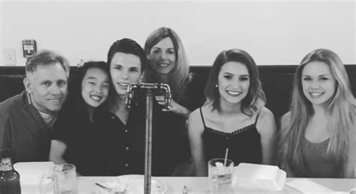 Sarah Graysun - Age, Family, Bio