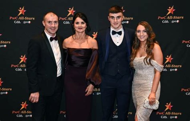 Seanie Dew - Age, Family, Bio