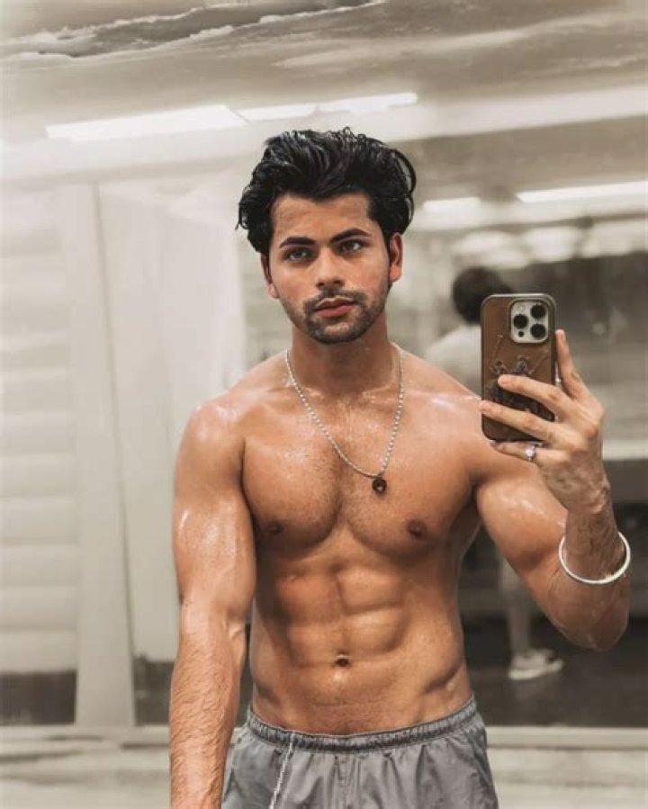 
Siddharth Nigam Height, Weight, Net Worth, Age, Birthday, Wikipedia, Who, Nationality, Biography 