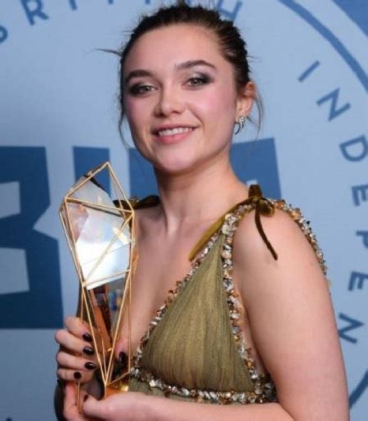The 24 aged English actress Florence Pugh is dating Zach Braff. Faced criticism regarding the age gap.